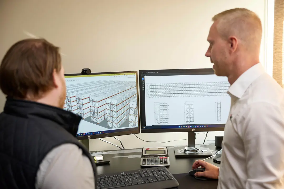 Un solution designer di BLS lavora nel configuratore 3D di magazzini